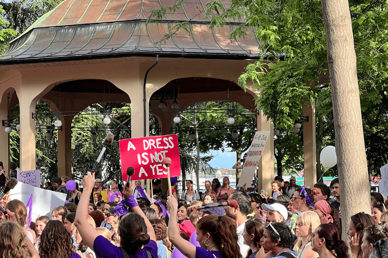 Demonstration mit vielen Menschen und einem Schild