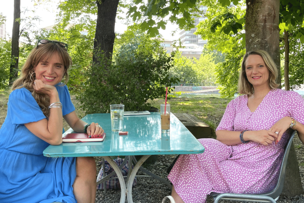 Sara Satir und Marah Rikli vom Podcast Sara & Marah im Gespräch mit sitzen an einem Tisch
