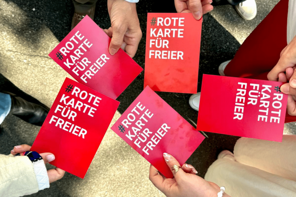 frauenzentralezuerich-fuenf-rote-postkarten-frauenzentrale-zuerich-rote-karte