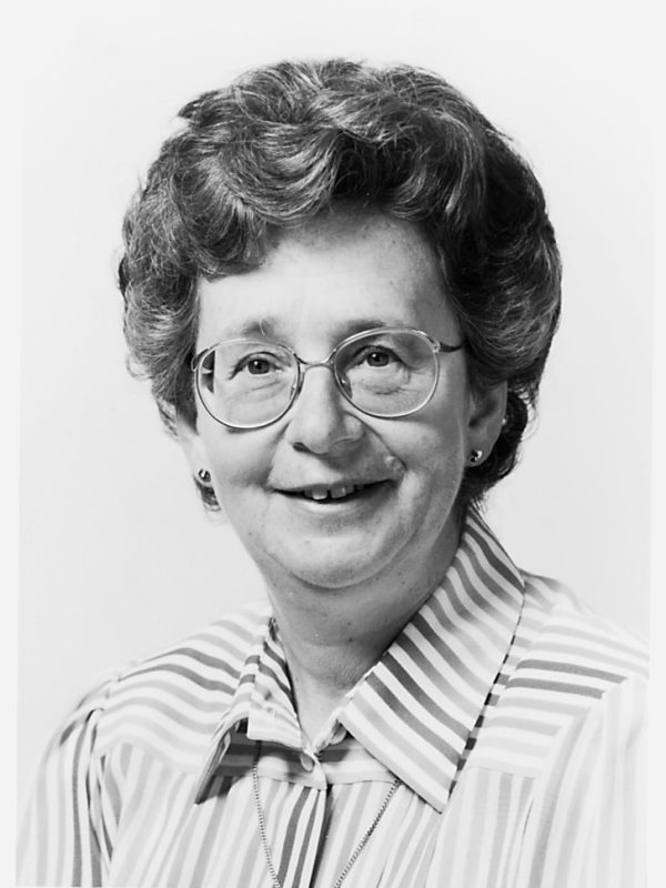 schwarzweiss Foto, Frau mit gestreifter Bluse und Brille